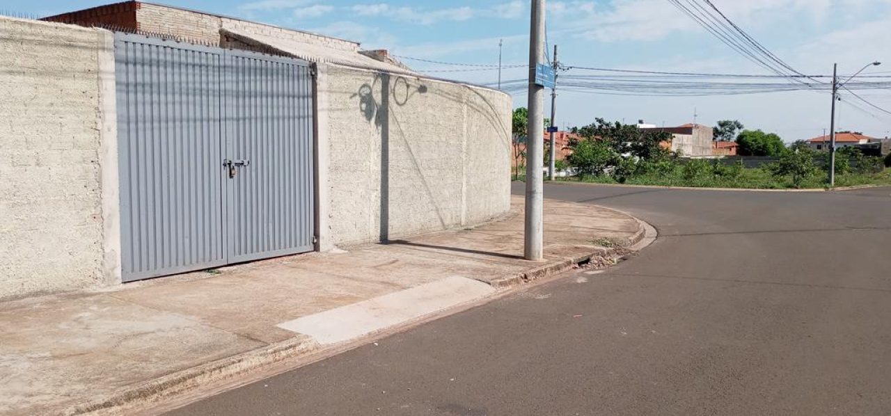 Aluga-se Terreno de esquina em Pirassununga-SP